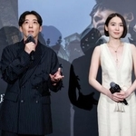 　イベントに登場した高橋一生（左）と飯豊まりえ＝東京都港区