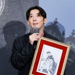 　荒木飛呂彦が描いたイラストを手にする高橋一生＝東京都港区