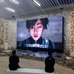 　ルー・ヤン「ＤＯＫＵ（独）」シリーズ。明るい場所でもクリアな映像を鑑賞できるＬＥＤパネルで上映＝東京・六本木の森美術館