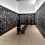 　ケイト・クロフォード、ヴラダン・ヨレル「帝国の計算：テクノロジーと権力の系譜　１５００年以降」（インクジェットプリント、ビニールシート）の展示風景＝東京・六本木の森美術館