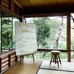 　木造一軒家に展示されたアンティークの椅子やアート作品＝東京・東五反田（ｐｈｏｔｏ：Ｙｕｋｉ　Ｏｇａｗａ）（提供写真）