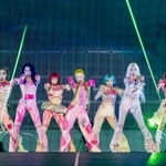 　東京ドームの舞台に立つＸＧの（左から）ＨＡＲＶＥＹ、ＣＨＩＳＡ、ＪＵＲＩＮ、ＣＯＣＯＮＡ、ＨＩＮＡＴＡ、ＭＡＹＡ、ＪＵＲＩＡ