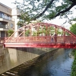 　目黒川に架かる「中の橋」＝東京都目黒区