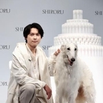 　共演した犬と共にＣＭ発表会に登場した松村北斗＝５月１９日、東京都中央区