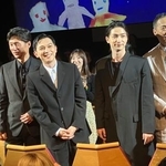 　「国宝」上映後、観客の拍手に応える（手前左から）李相日監督、吉沢亮、横浜流星、渡辺謙＝５月１８日、フランス・カンヌ（共同）
