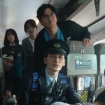 　Ｎｅｔｆｌｉｘ映画「新幹線大爆破」より。車掌の高市（草なぎ剛）と乗客たち