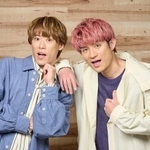 　仲良くポーズを取る越岡裕貴（左）と松崎祐介