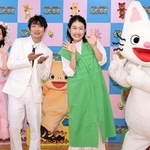 　記者会見に登場した（左から）のだこころ、石田明、横沢夏子＝東京都新宿区