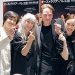 　会見に出席したシルビー・ギエム（左から２人目）と近藤亜香（右端）ら