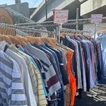 　下北沢駅前での古着市（資料、提供写真）