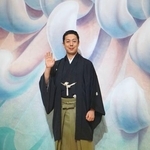 　祝幕の前に立つ八代目尾上菊五郎＝５月２９日、東京都中央区の歌舞伎座