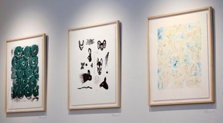 　３０周年記念展で紹介されている皆川明さんのリトグラフ作品。右が「Ｏｎｅ　ｄａｙ　ｉｎ　Ｐａｒａｄｉｓｅ」＝東京・代官山（写真：白石和弘）（提供写真）