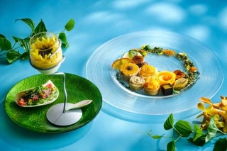 　夏の大地で力強く育つ草花をイメージした「ブルーミング　サマー　アフタヌーンティー」（提供写真）