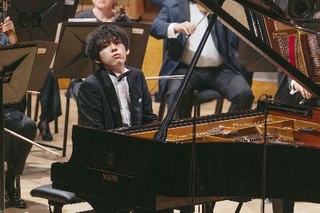 　エリザベート王妃国際音楽コンクールのピアノ部門決勝で演奏する亀井聖矢＝５月３１日、ブリュッセル（ＴＨＯＭＡＳ　ＬＥＯＮＡＲＤ撮影、同コンクール提供・共同）