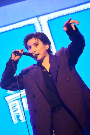 　ライブで熱唱する京本大我＝東京都大田区