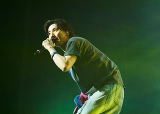 　ライブで熱唱する京本大我＝東京都大田区