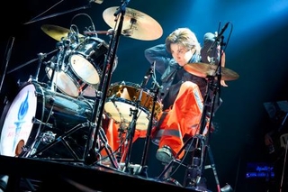 　ドラムのパフォーマンスも披露した京本大我＝東京都大田区