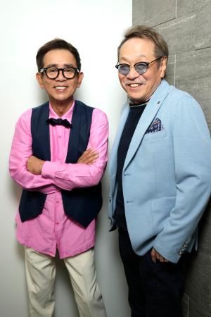　ポーズをとる栗田貫一（左）と堀内賢雄