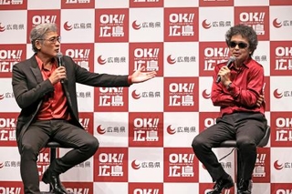 　発表会に登場した吉川晃司（左）と奥田民生＝１７日、東京都中央区