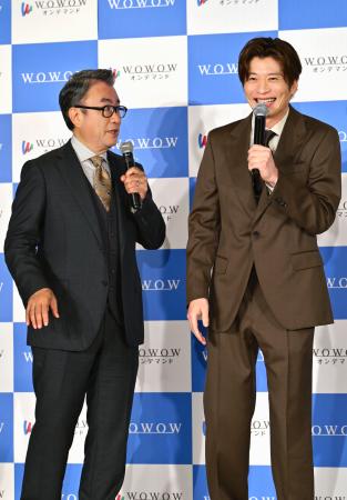 　ドラマ「おい、太宰」の完成報告会に登場した三谷幸喜（左）と田中圭＝１８日午後、東京都江東区