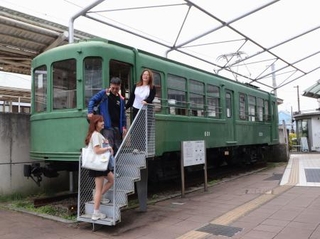 　東急世田谷線宮の坂駅脇に展示されている旧車両＝東京都世田谷区