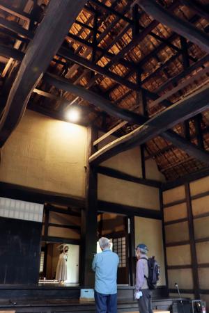 　世田谷代官屋敷。屋根を支える木組みの梁は迫力がある＝東京都世田谷区