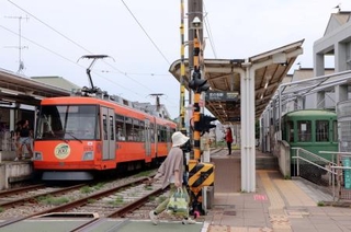 　東急世田谷線の宮の坂駅＝東京都世田谷区
