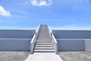　佐喜眞美術館の屋上＝沖縄県宜野湾市