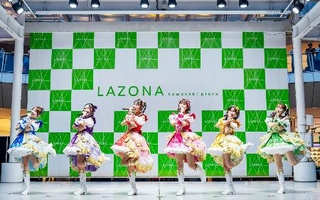 　ステージ上で歌唱する超ときめき☆（ハート（白））宣伝部＝川崎市