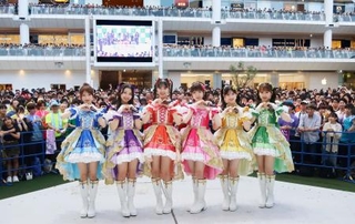 　集まったファンを背にポーズをとる超ときめき☆（ハート（白））宣伝部＝川崎市