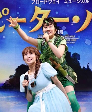 　制作発表で劇中歌「ネバーランド」を披露する山口乃々華（手前）と山崎玲奈＝東京都江東区