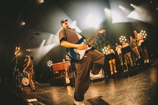 　躍動感あふれるギタープレイを見せるコリー・ウォン＝東京・豊洲ＰＩＴ、６月（Ｃ）ＴＡＩＣＨＩ　ＮＩＳＨＩＭＡＫＩ