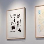 　３０周年記念展で紹介されている皆川明さんのリトグラフ作品。右が「Ｏｎｅ　ｄａｙ　ｉｎ　Ｐａｒａｄｉｓｅ」＝東京・代官山（写真：白石和弘）（提供写真）