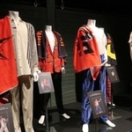 　矢沢永吉のステージ衣装と、ファンから寄せられたタオルのコラボ展示＝横浜市