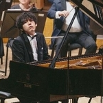 　エリザベート王妃国際音楽コンクールのピアノ部門決勝で演奏する亀井聖矢＝５月３１日、ブリュッセル（ＴＨＯＭＡＳ　ＬＥＯＮＡＲＤ撮影、同コンクール提供・共同）