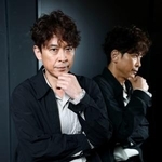 　ポーズをとる坂本昌行