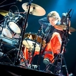 　ドラムのパフォーマンスも披露した京本大我＝東京都大田区