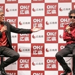 　発表会に登場した吉川晃司（左）と奥田民生＝１７日、東京都中央区