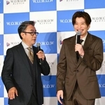 　ドラマ「おい、太宰」の完成報告会に登場した三谷幸喜（左）と田中圭＝１８日午後、東京都江東区