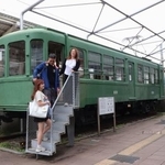 　東急世田谷線宮の坂駅脇に展示されている旧車両＝東京都世田谷区