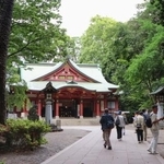 　木立の緑に朱色の本殿が映える世田谷八幡宮＝東京都世田谷区