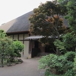 　かやぶき屋根が目を引く世田谷代官屋敷＝東京都世田谷区