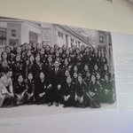 　ひめゆり平和祈念資料館の入り口近くにある写真。ひめゆりで学んでいた生徒たち（１９４４年３月）