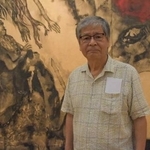 　「沖縄戦の図」の前に立つ佐喜眞道夫さん