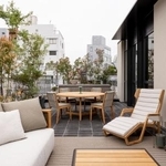 　「パラッツォ・モルテーニ東京」の屋外。ソファはヴィンセント・ヴァン・ドゥイセン「ＰＡＬＩＮＦＲＡＳＣＡ（パリンフラスカ）」（左）、長いすはジオ・ポンティ「Ｄ．１５０．５」＝東京・青山（提供写真）
