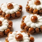 　チョコレート専門店「ル・ショコラ・アラン・デュカス」の新作スイーツ「サントノレ・ショコラ」（提供写真）