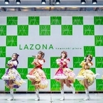 　ステージ上で歌唱する超ときめき☆（ハート（白））宣伝部＝川崎市