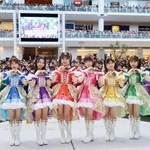 　集まったファンを背にポーズをとる超ときめき☆（ハート（白））宣伝部＝川崎市