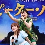 　制作発表で劇中歌「ネバーランド」を披露する山口乃々華（手前）と山崎玲奈＝東京都江東区