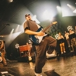 　躍動感あふれるギタープレイを見せるコリー・ウォン＝東京・豊洲ＰＩＴ、６月（Ｃ）ＴＡＩＣＨＩ　ＮＩＳＨＩＭＡＫＩ